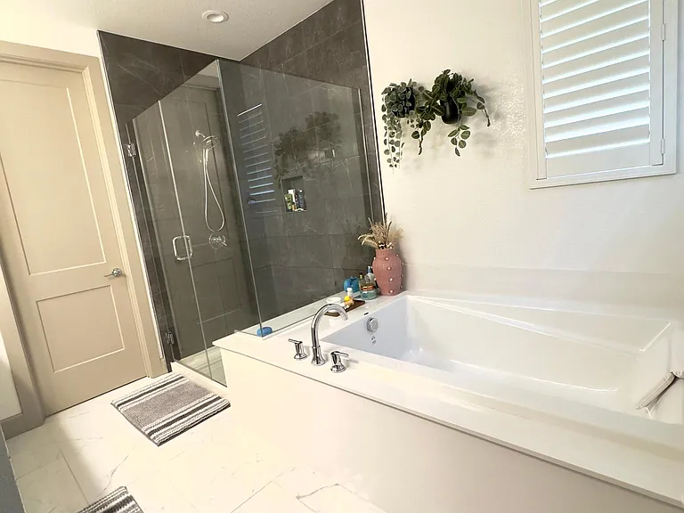 Master bathroom (2nd floor)