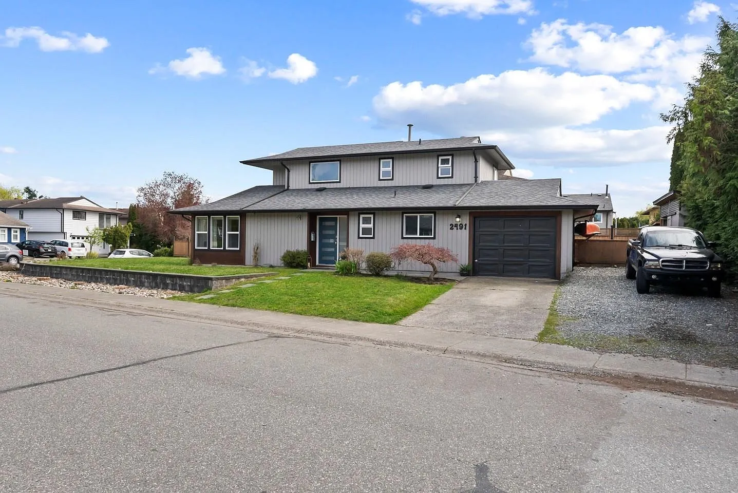2491 Wayburne Cres photo 1