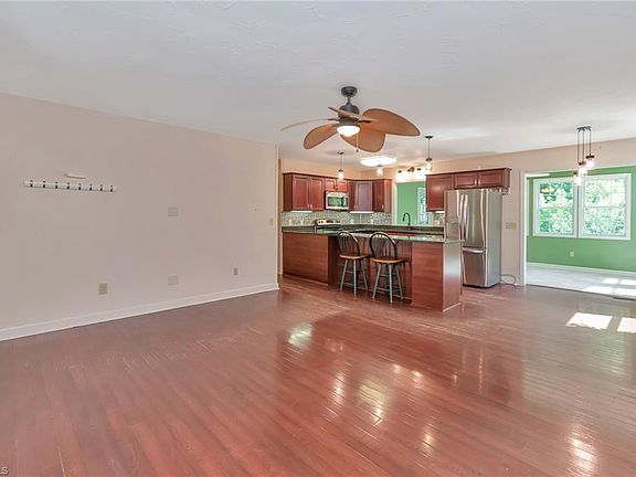 5th image of 414 Plaza Dr
