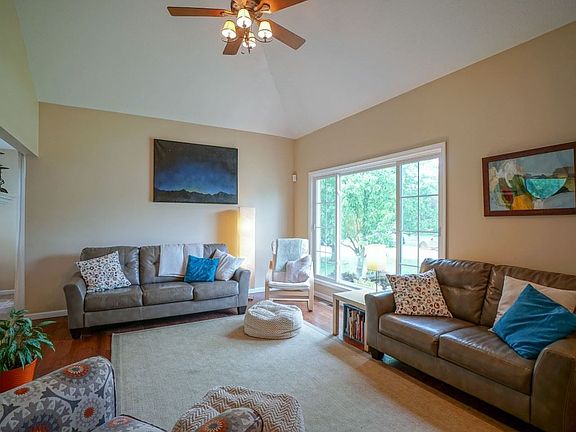 3rd image of 3409 Lombard Dr