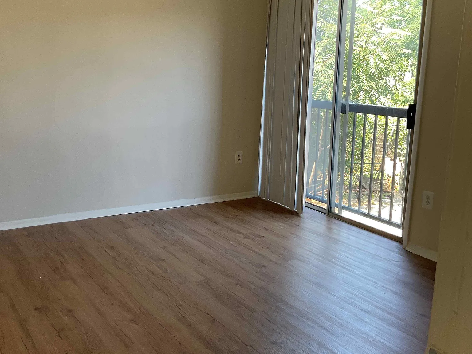 1 bed, 1.0 bath, 745 sqft, $1,128 — Photo 2