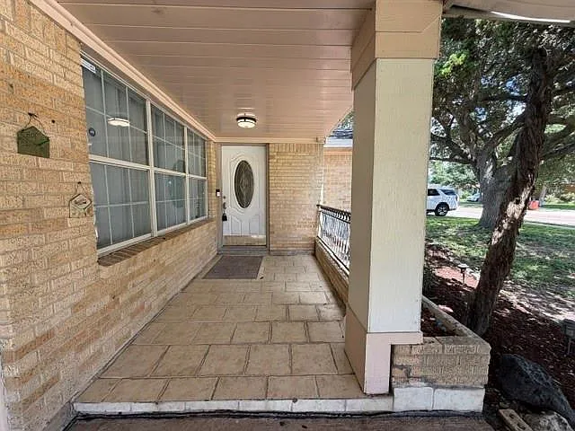 402 Dunwick Ln — Photo 3