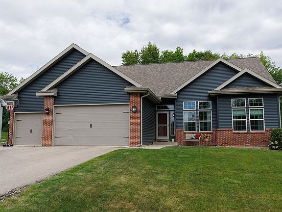 3rd image of 1013 E Superior Dr