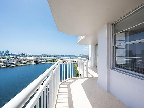 2nd image of 18081 Biscayne Blvd APT 1605
