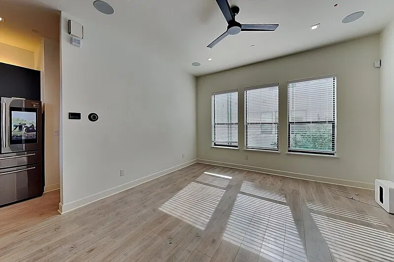2 bed, 2.5 bath, 2000 sqft, $3,400 — Photo 2