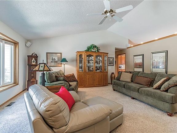 4th image of 7 Farnham Dr