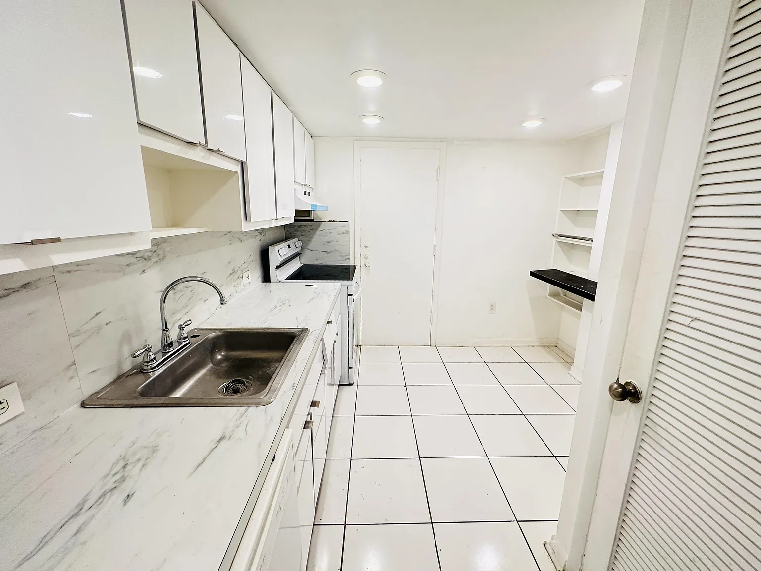 1 bed, 1.5 bath, 883 sqft, $2,300 — Photo 1