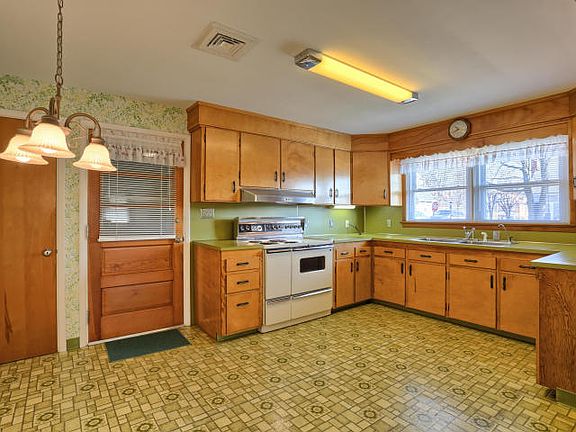 Spacious, Brite Kitchen