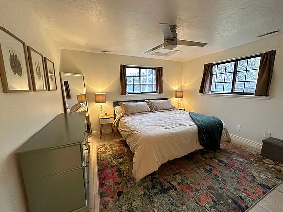 Master bedroom - king bed, 2 nightstands, 7 drawer dresser