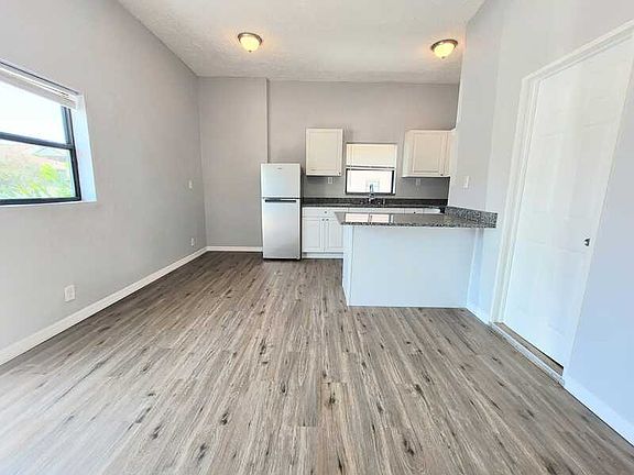 4th image of 14125 Palm St #1