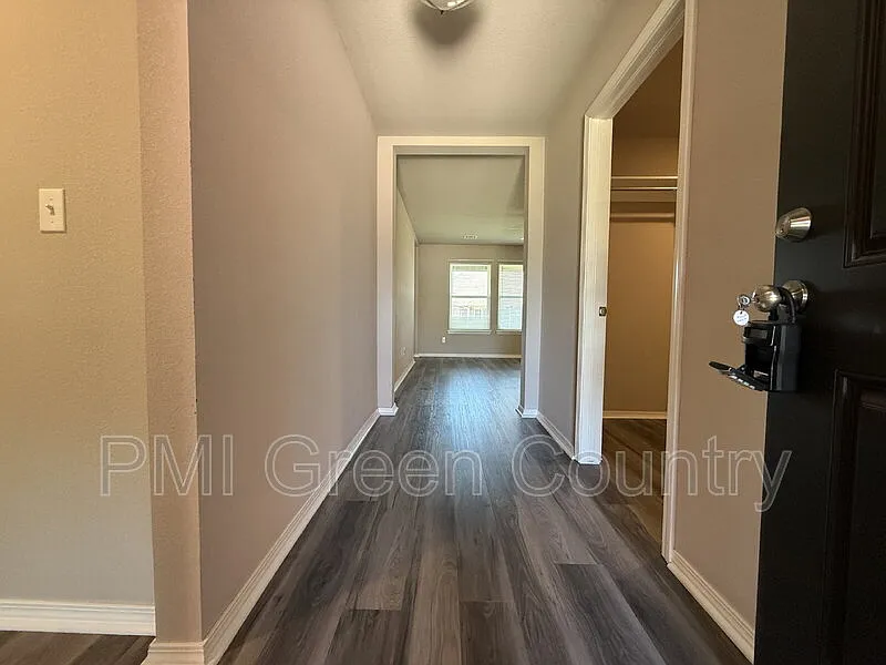 3 bed, 2.0 bath, 1326 sqft, $1,645 — Photo 2