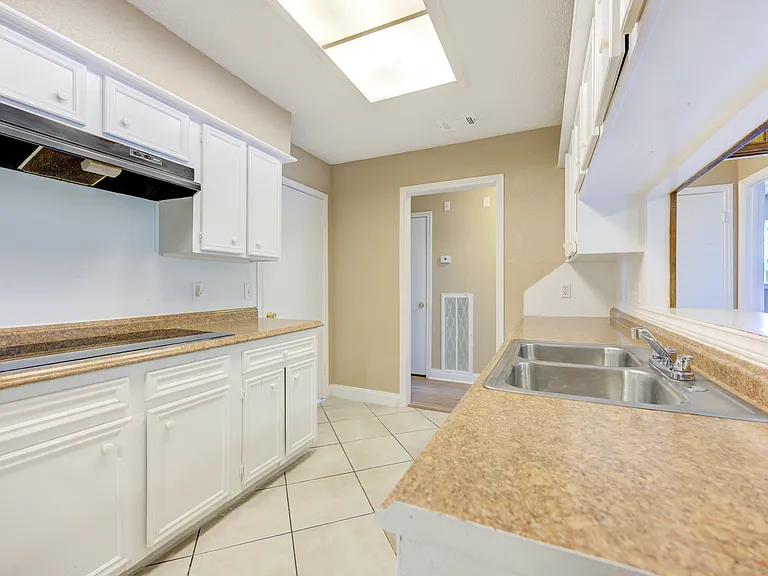 2427 Ridgemont Dr — Photo 18