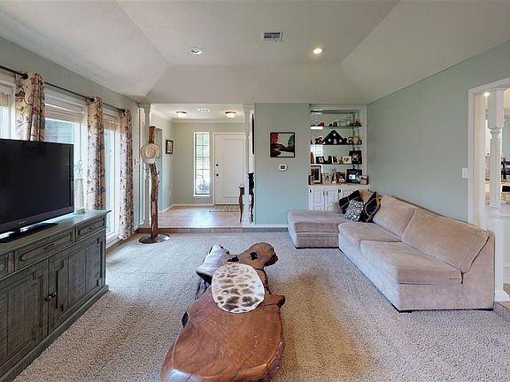 3rd image of 62 Lawtonka Cir