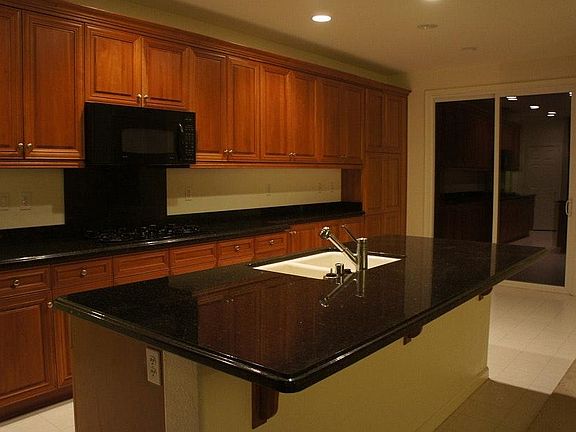 kitchen & breakfast nook (empty)