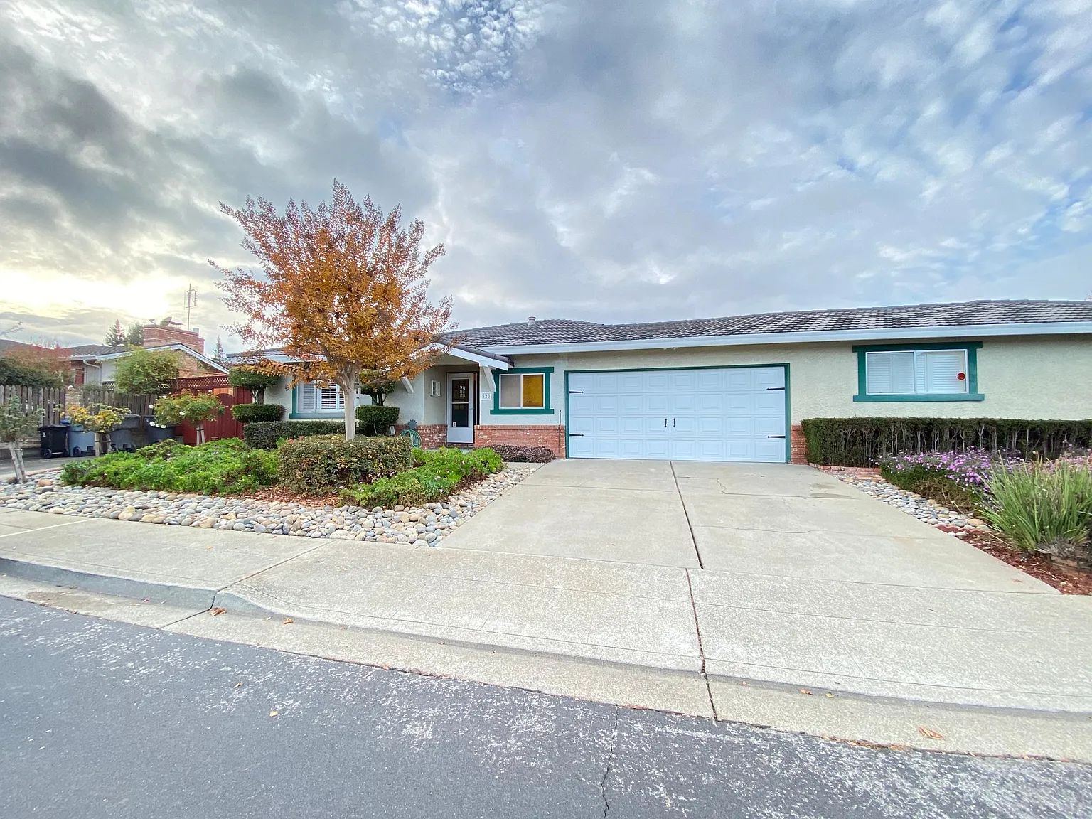 3 bed, 2.5 bath, 1800 sqft, $4,700 — Photo 1