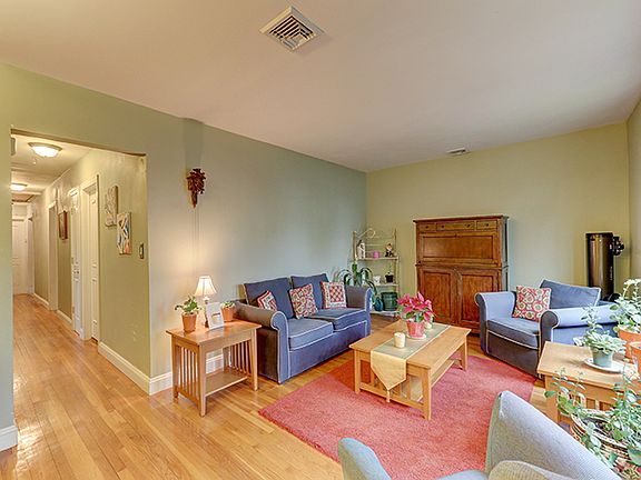 3rd image of 370 Nassau Blvd