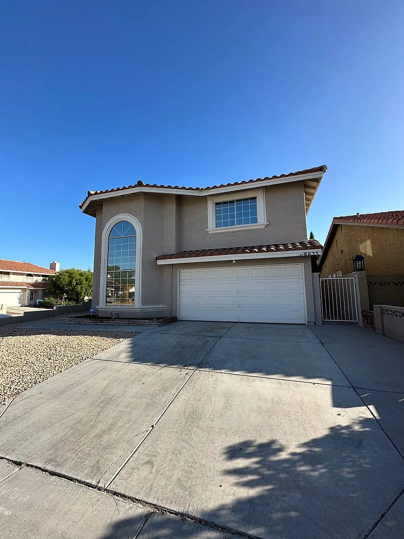 Must see 4 bedroom home in the Lakes! — Photo 1
