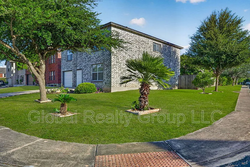4 bed, 2.5 bath, 2576 sqft, $1,925 — Photo 3