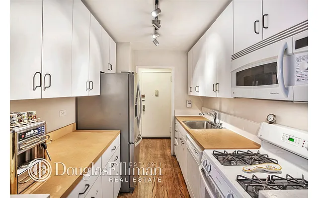 Sold by Douglas Elliman | media 19