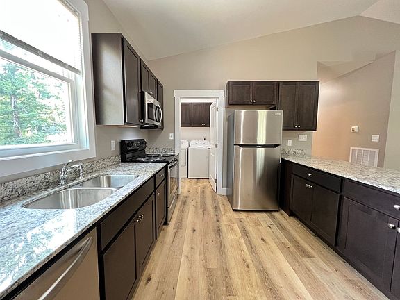 4th image of 990 Park View Cir