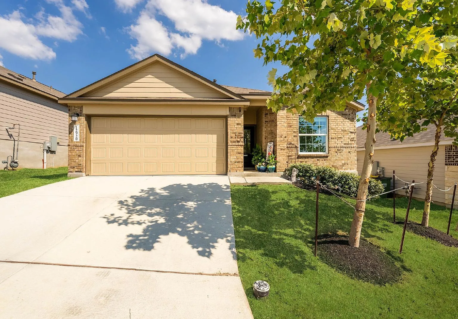 3 bed, 2.0 bath, 1929 sqft, $1,995 — Photo 1