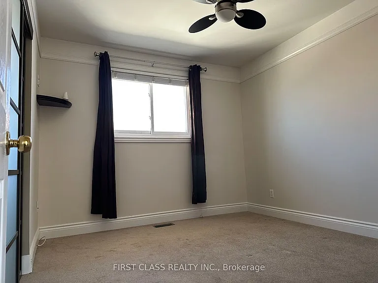 28 Collins Cres #UPPER — Photo 14