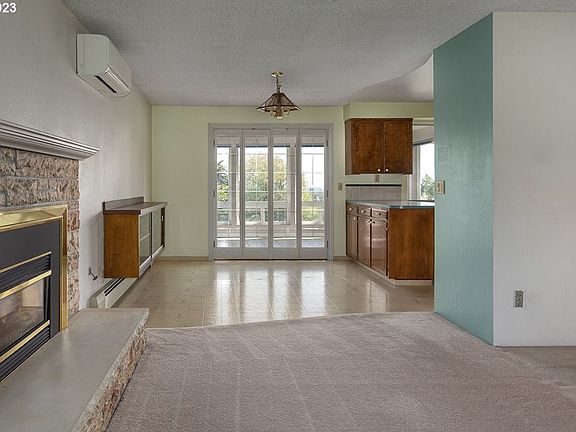 4th image of 59916 Hilltop Dr