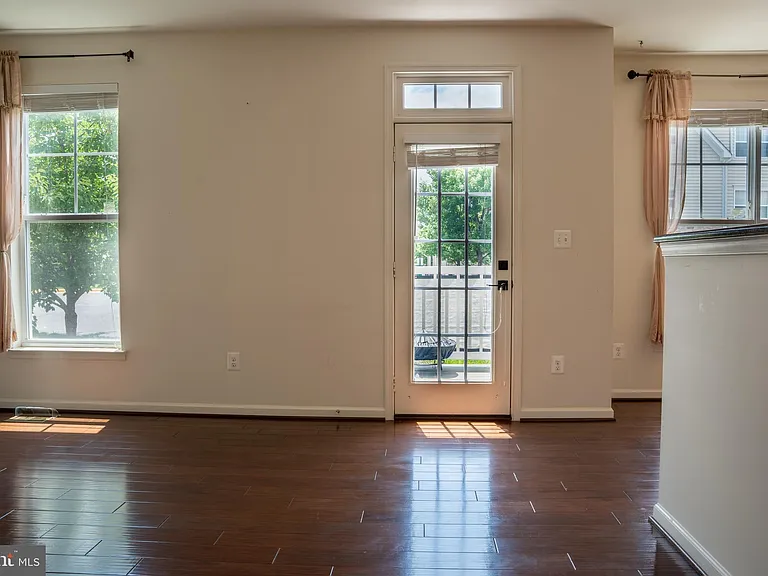 42243 Canary Grass Sq — Photo 6