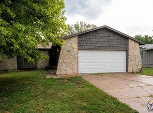2504 SW Kingsrow Rd, Topeka, KS 66614