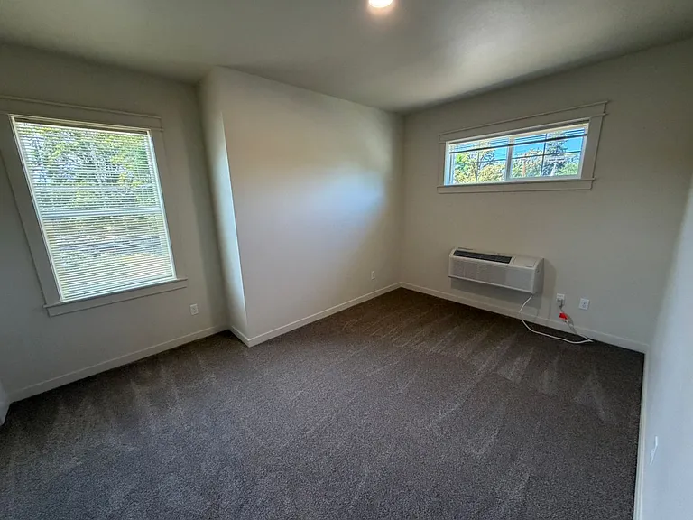 Brand New 2 bedroom 1.5 bath unit — Photo 18