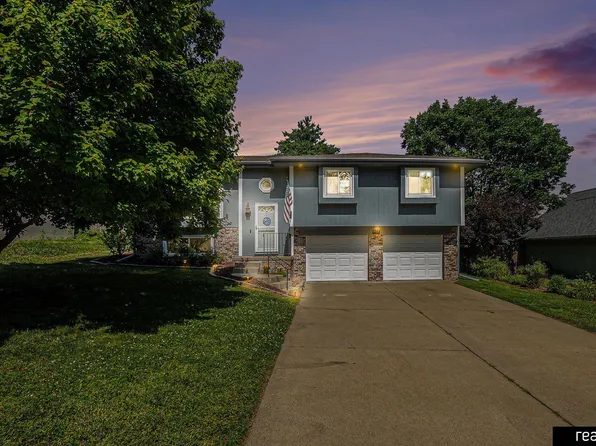 2204 Corn Dr, Papillion, NE 68046