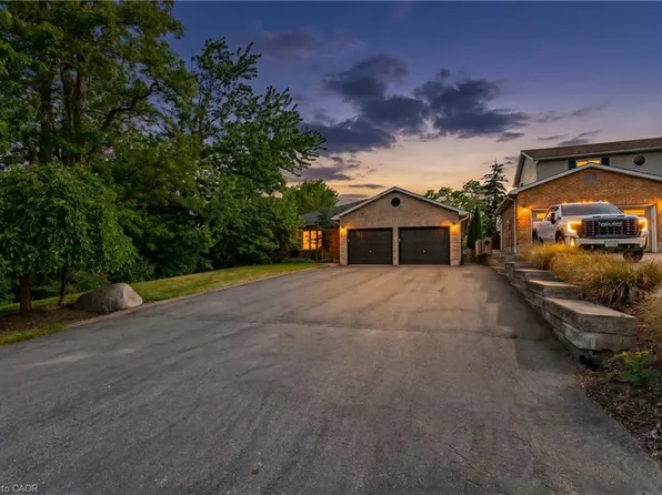 907 Doon Village Rd, Kitchener, ON N2P 1A1