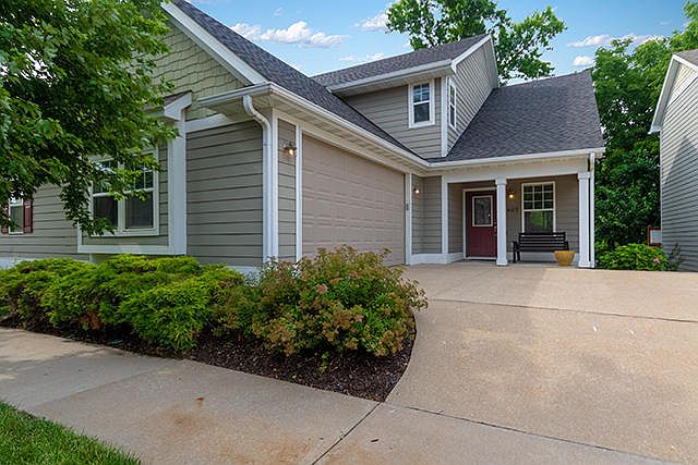 1st image of 4109 Town Square Dr