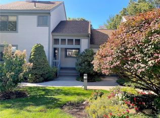 12 Crossroads Ln #12, Avon, CT 06001