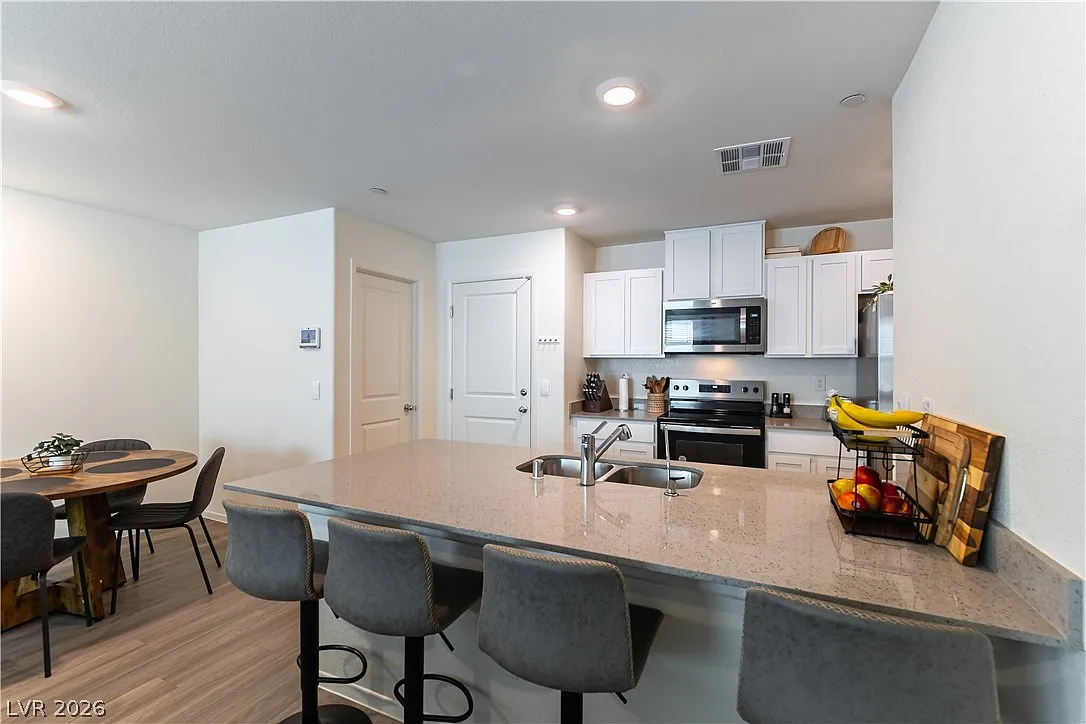 3 bed, 2.5 bath, 1281 sqft, $2,195 — Photo 2