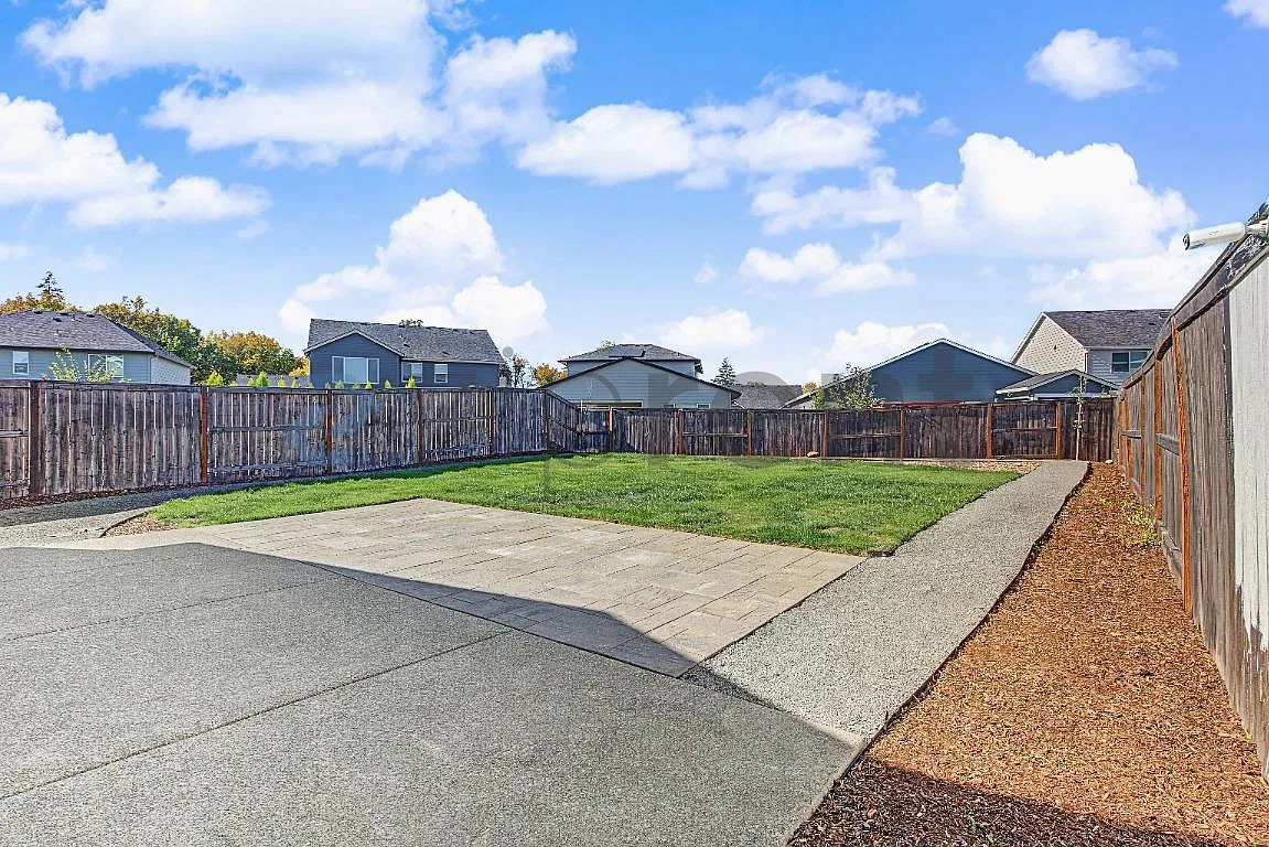 4 bed, 2.5 bath, 2100 sqft, $3,300 — Photo 3