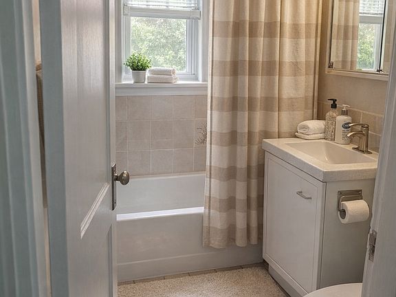 4th image of 9 Colborne Rd APT 2