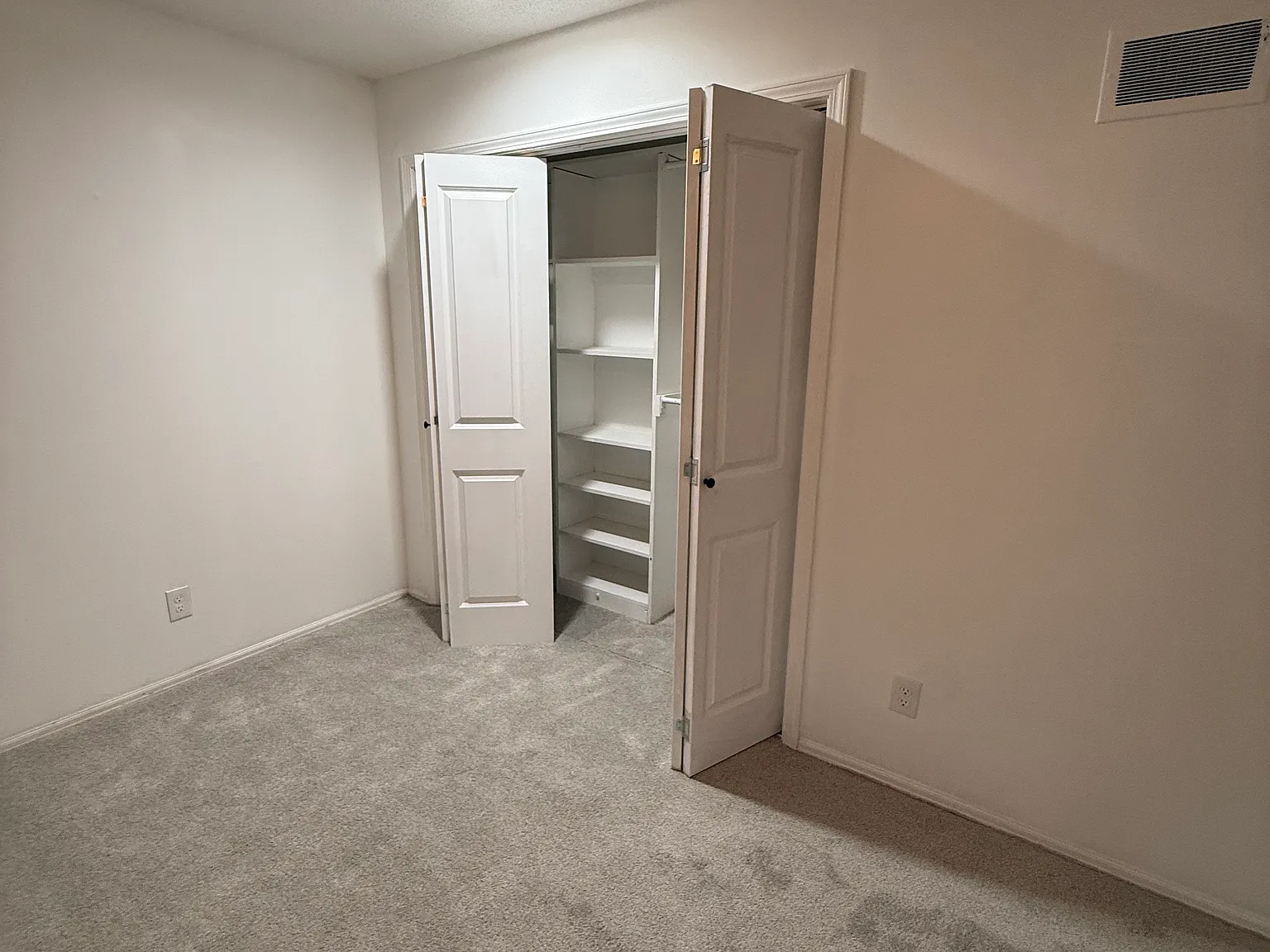 4 bed, 2.5 bath, 2350 sqft, $3,500 — Photo 4