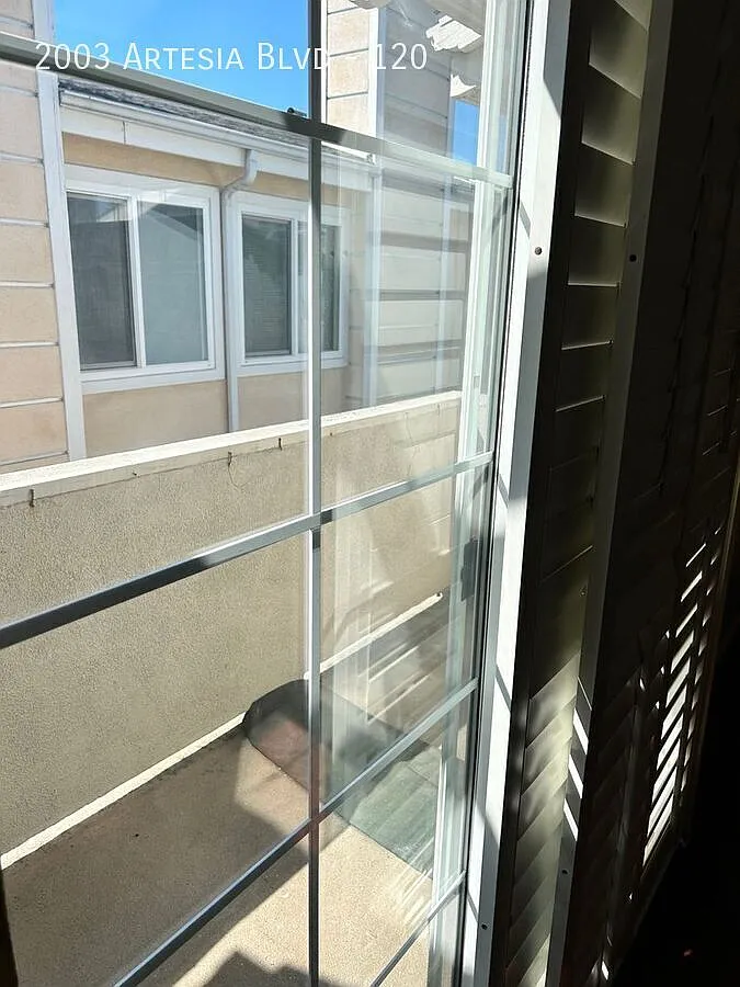 2b2b- Private freshly painted Torrance condominium ready for immediate occupancy. — Photo 4
