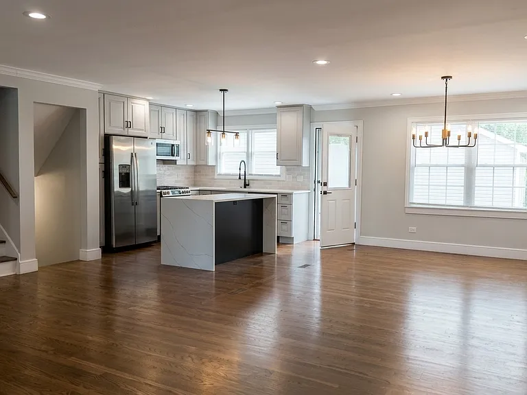 556 Jefferson St — Photo 8