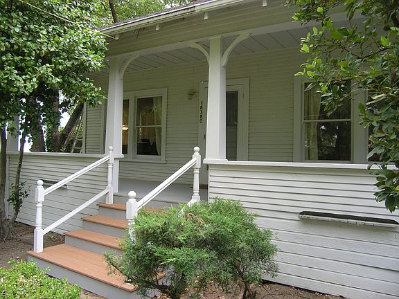 Charming and Quaint - Front porch