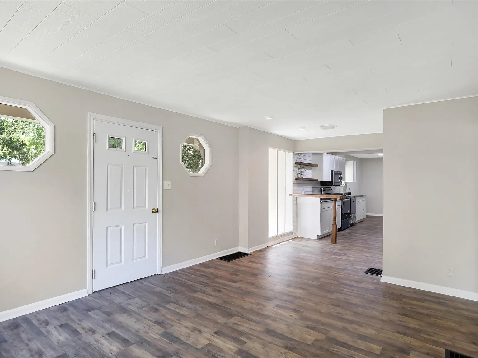3 bed, 1592 sqft, $2,200 — Photo 3