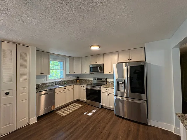 4 bed, 2168 sqft, $2,500 — Photo 2