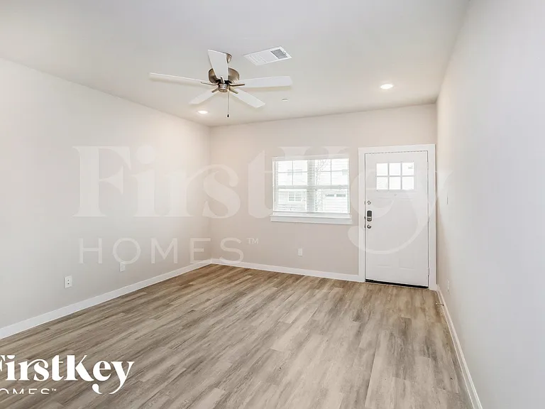 315 Niki Dr — Photo 2