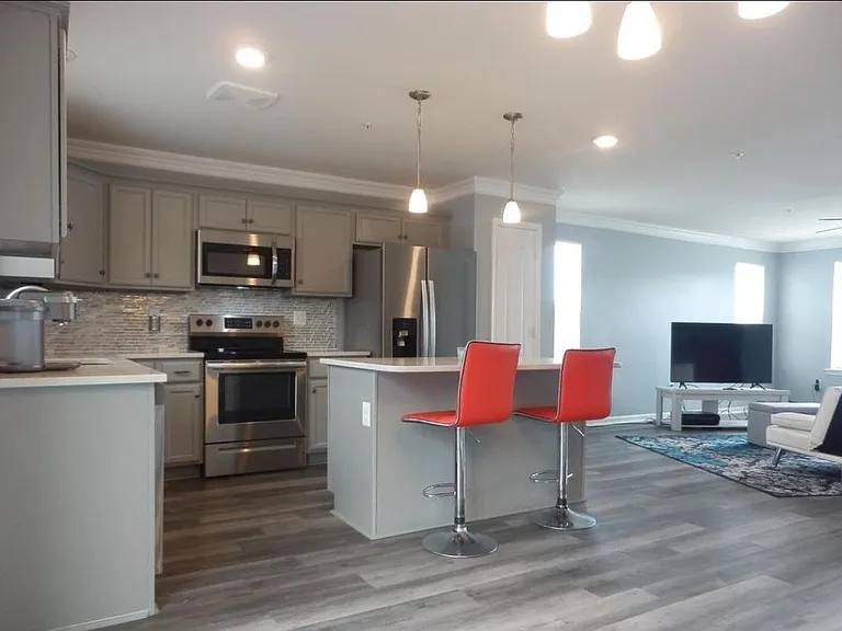 400 Hancock St — Photo 2
