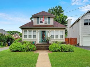 22 Clinton Ave, Farmingdale, NY 11735