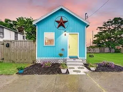 2 bed, 1.0 bath, 588 sqft, $1,300 — Photo 1