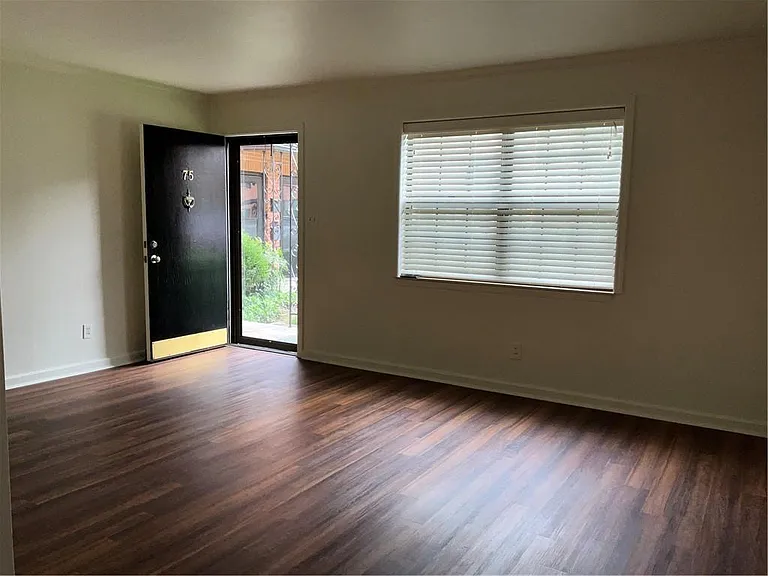 75 Roswell Ct NE — Photo 3
