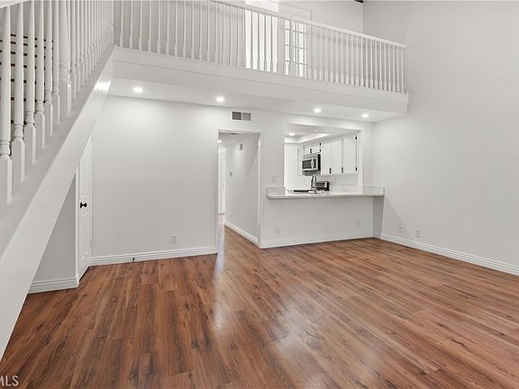 4th image of 164 Brookline Ln