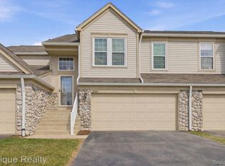 26625 Kirkway Cir, Woodhaven, MI 48183